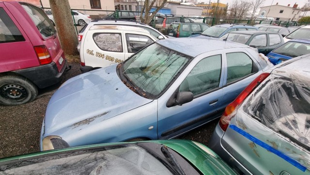 Sukcesem zakończyła się sprzedaż wraków samochodowych, odholowanych z ulic Kielc. Nabywca zapłacił ponad trzy razy tyle ,co wynosiła cena wywoławcza.