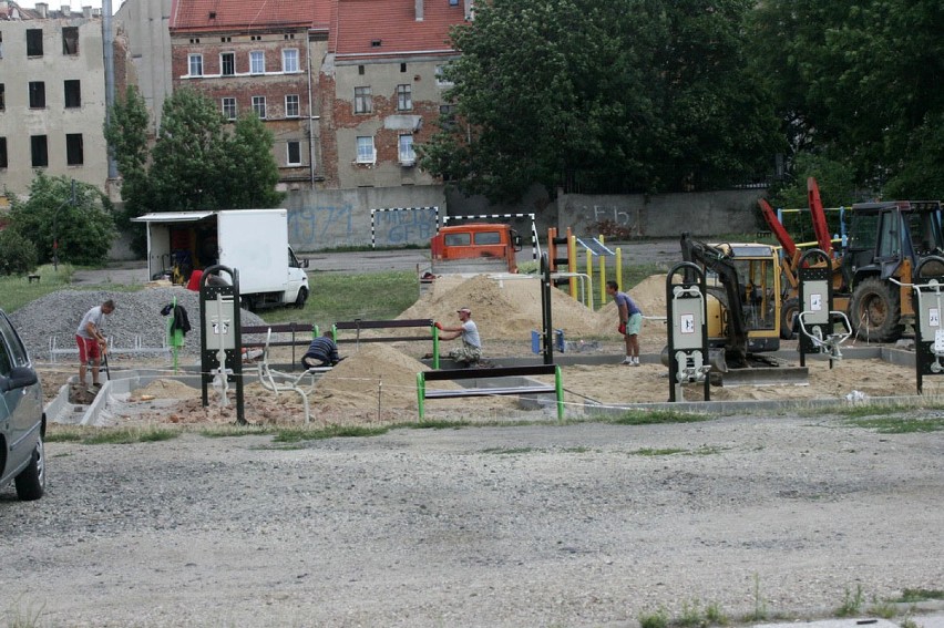 Trwa budowa siłowni pod chmurką w Legnicy (ZDJĘCIA)