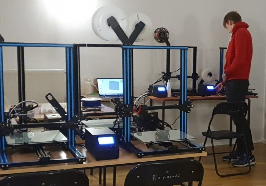 Koronawirus w Trójmieście. Licealiści produkują przyłbice ochronne na drukarkach 3D #zarażamydobrem
