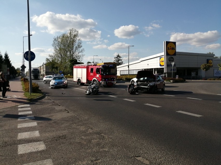 Wypadek na Sulejowskiej w Piotrkowie: samochód osobowy...
