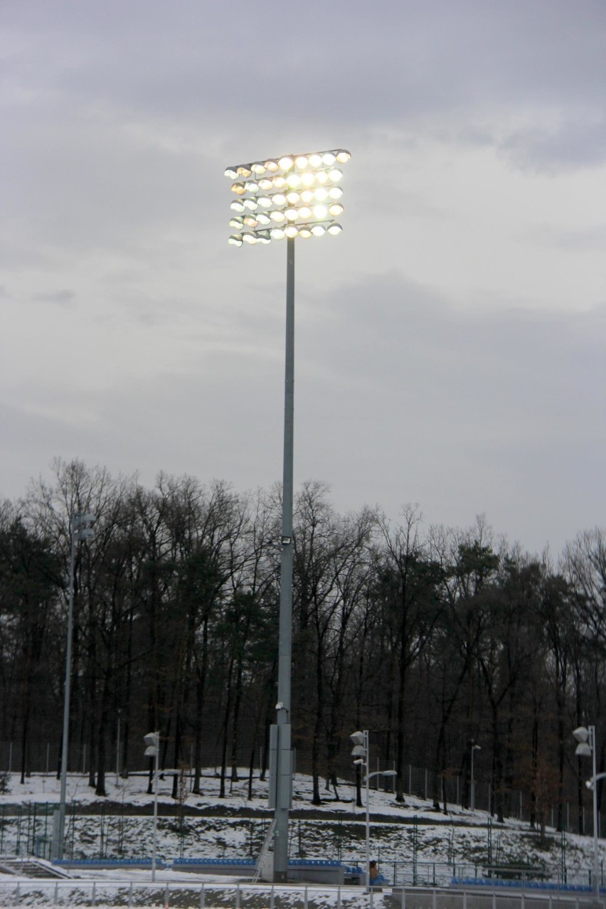 Nowe oświetlenie na stadionie MOSiR-u. Piłkarze Wisły rozegrają przy nim 10 sparingów (ZDJĘCIA)