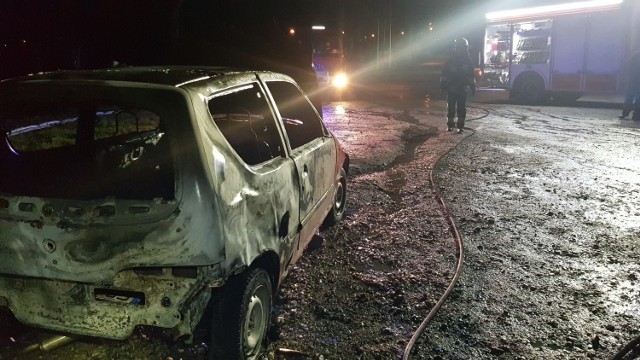 Pożar samochodu osobowego na parkingu przy ul. Warszawskiej w Wolborzu