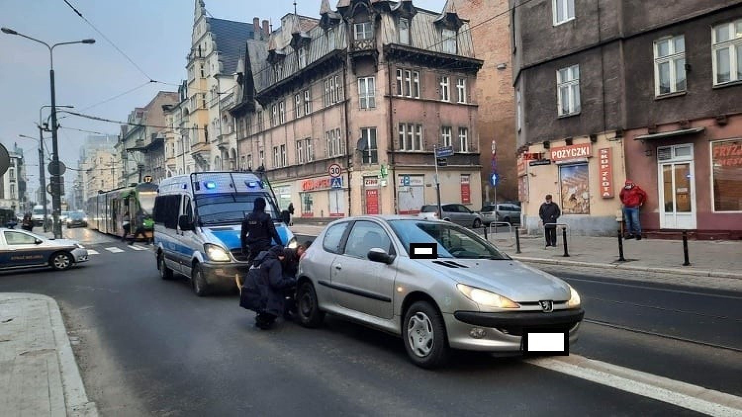 Samochód spadł z przystanku wiedeńskiego w Poznaniu i