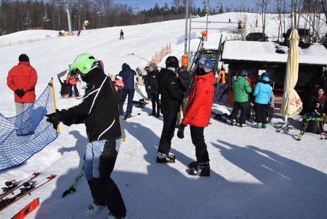 Kilka z wiślańskich stacji narciarskich zdecydowało się prowadzić szkolenia dla narciarzy