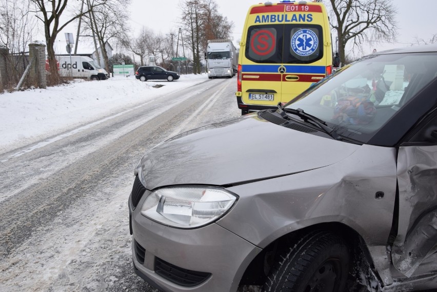 Wypadek na drodze wojewódzkiej w Dąbrowicach. Jezdnie nadal śliskie [ZDJĘCIA]