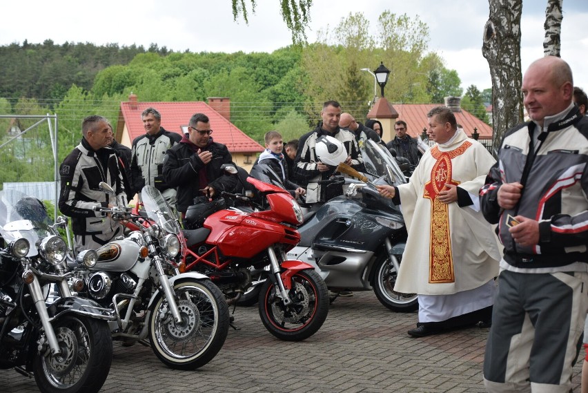 Ryk silników i święcenie dwukołowców. Motocykliści z Dąbrowy i okolic rozpoczęli sezon i wsparli zbiórkę na rzecz chorego Olusia 