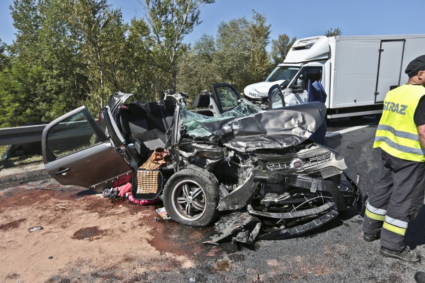 Zepchnięty przez busa fiat wpadł bokiem pod ciężarowe iveco.