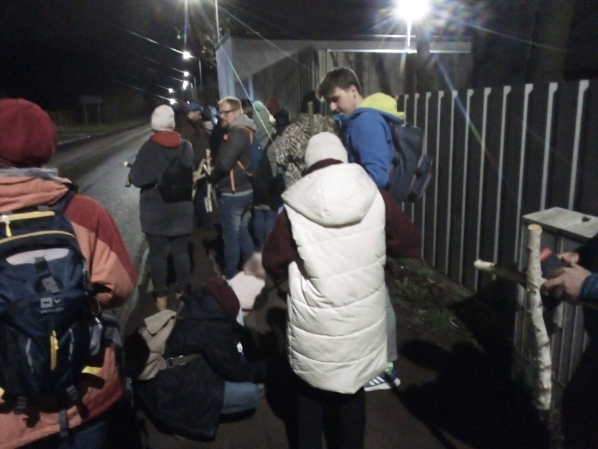 Chorzów. Nocna Droga Krzyżowa przeszła przez Maciejkowice. 150 ludzi szło nocą z krzyżami w ciszy. Zobacz zdjęcia