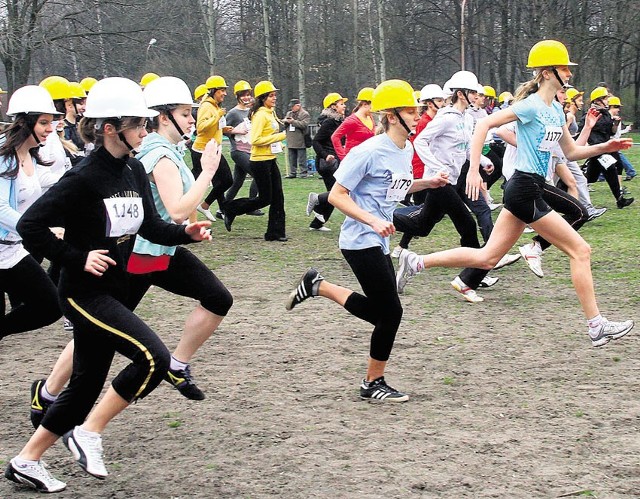 Politechnika Łódzka promowała swoje studia wśród pań m.in. biegiem w kasku