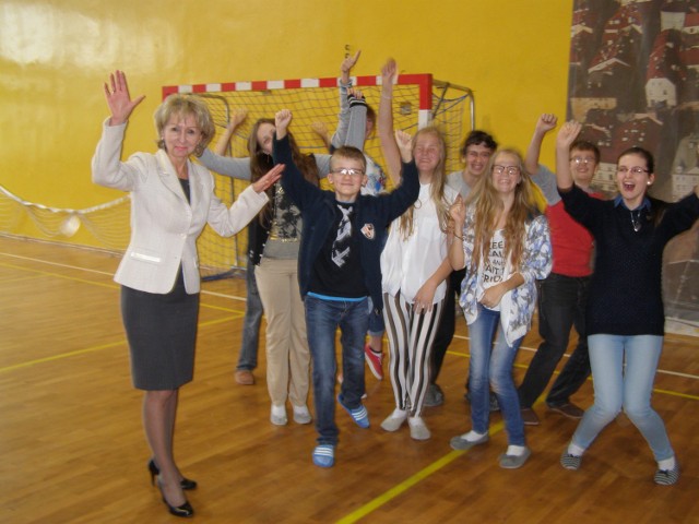 Barbara Kuklewicz i gimnazjaliści cieszą się ze zwycięstwa