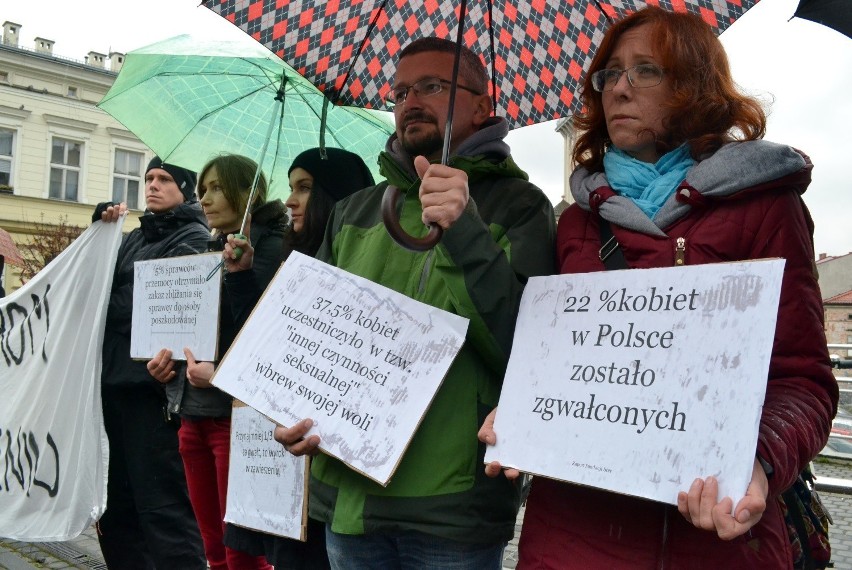 Gwałt w Pietrzykowicach. Protest przed sądem ws. zbyt niskiego wyroku [ZDJĘCIA]