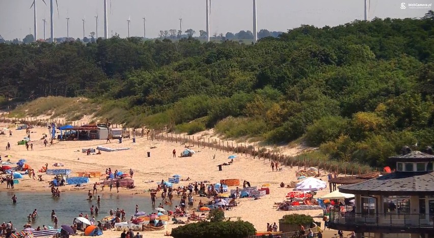 Upalna niedziela na plaży w Darłówku. Zobacz na żywo [zdjęcia]