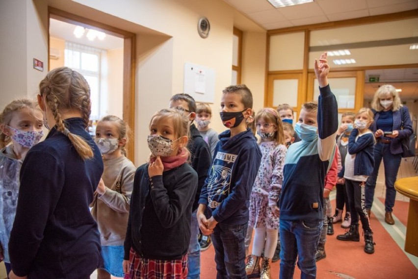 Pierwszoklasiści z SP4 zwiedzili Urząd Miejski w Obornikach [ZDJĘCIA]