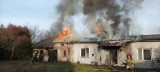 Pożar budynku w Szadkowicach Kolonii w gminie Szadek. Pierwsze działania straży w nowym roku