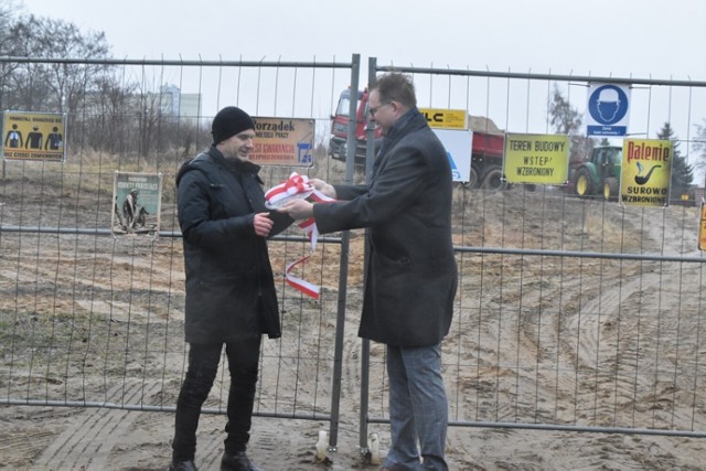 60 mieszkań buduje się przy ul. Żurawiej w Śremie. ŚTBS oficjalnie przekazało plac budowy wykonawcy