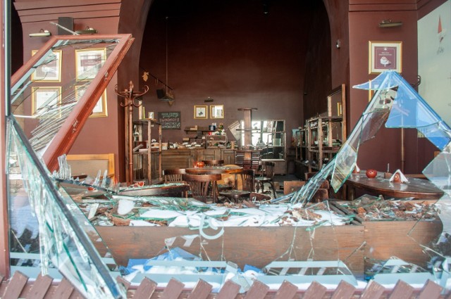 Zniszczona kawiarnia w Charkowie,