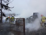 Pożar stodoły w Uszczynie. Spłonął budynek, maszyny rolnicze oraz samochód dostawczy. Rodzina potrzebuje pomocy [ZDJĘCIA]