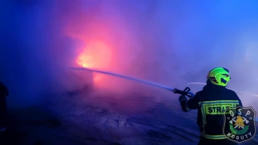 Pożary pojazdów w powiecie ostrowskim. Spłonął samochód i motocykl. 26-27.12.2022. Zdjęcia