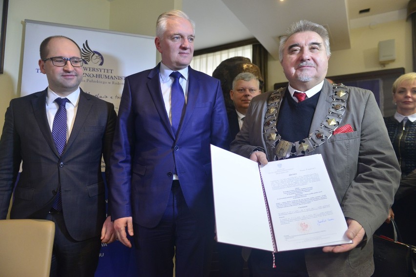 Minister Jarosław Gowin (w środku) podpisał decyzję o...