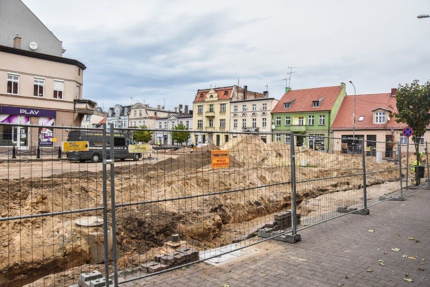 Szamotuły. Rewitalizacja centrum miasta trwa. Połowa Rynku zamknięta, ale sklepy działają