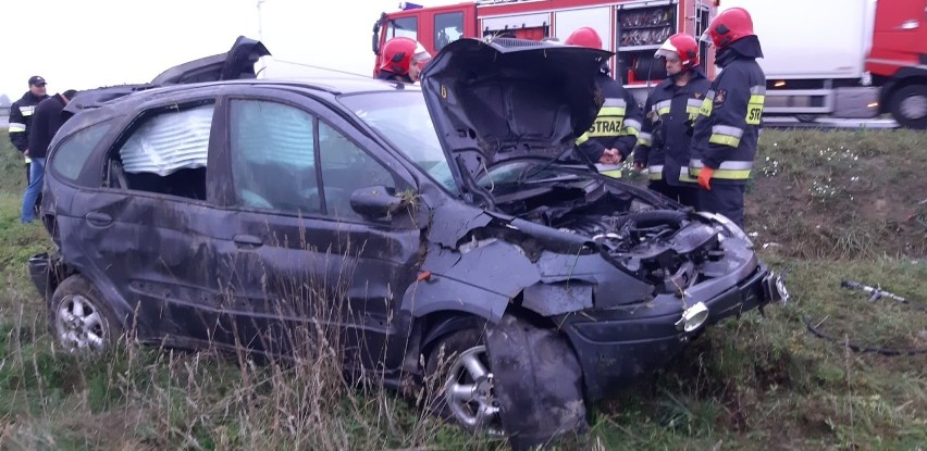 Wypadek w okolicach Smardzowa. Dwie osoby poszkodowane (ZDJĘCIA)  