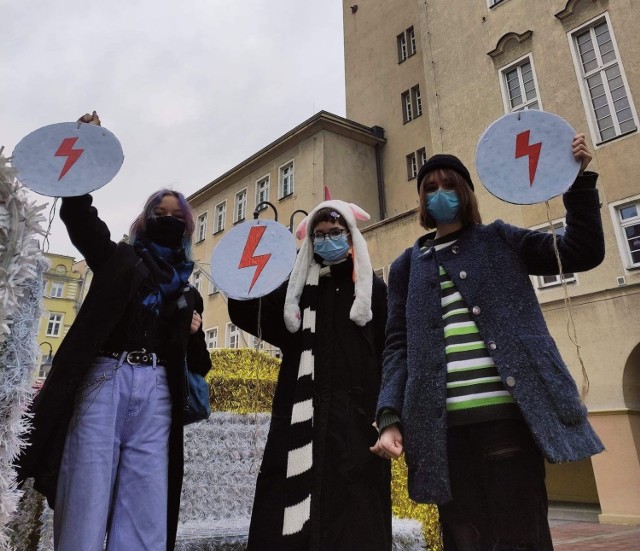 Sobotnia (12.12) akcja w Opolu była przygrywką do niedzielnych protestów, które mają odbyć się w Warszawie. - Sytuacja w kraju jest coraz bardziej napięta, dlatego nie możemy dopuścić, by działania Strajku Kobiet upadły i poszły na marne. Od tego zależy nasza przyszłość - mówi aktywistka z Opola.