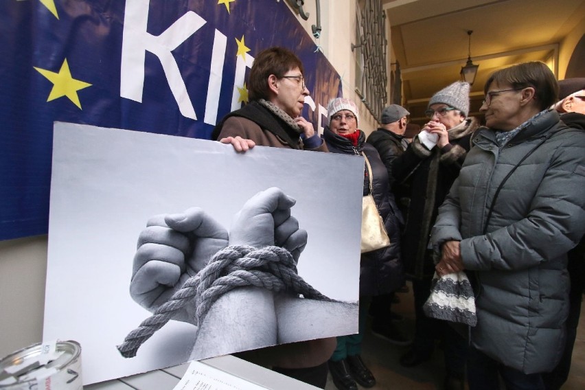 Komitet Obrony Demokracji demonstrował przed Sądem Okręgowym w Kielcach (WIDEO, ZDJĘCIA)