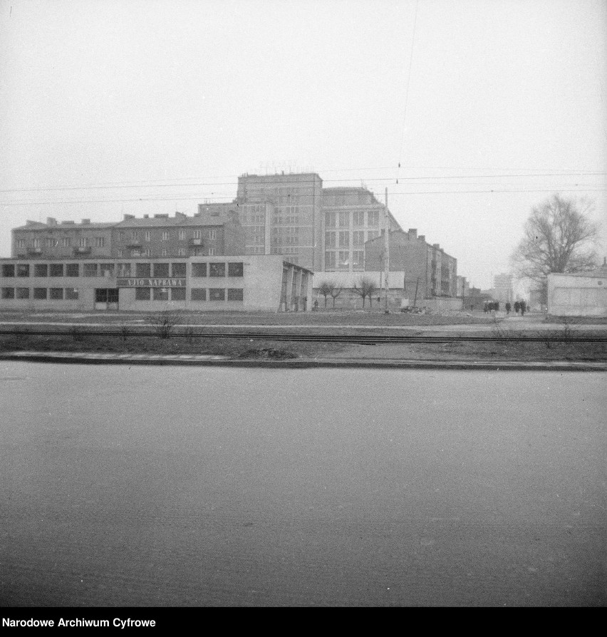 Kamienice przy ul. Hrubieszowskiej 4 i 6, a za nimi fragment budynku Zakładu Wytwórczego Lamp Elektrycznych im. Róży Luksemburg, lata 1961 - 1968.