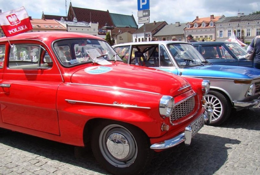 Zabytkowe pojazdy przyciągnęły fanów motoryzacji na Rynek w Oświęcimiu