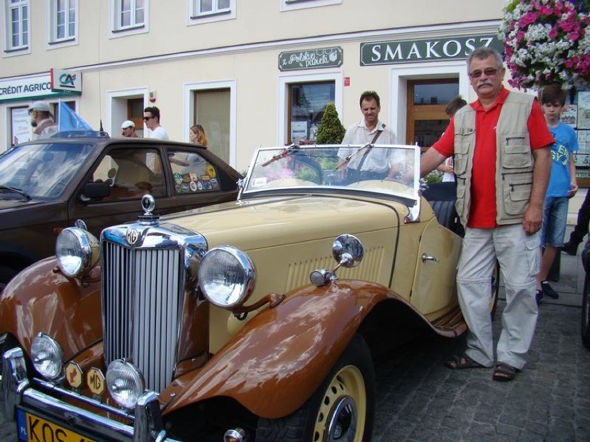 Zabytkowe pojazdy przyciągnęły fanów motoryzacji na Rynek w Oświęcimiu
