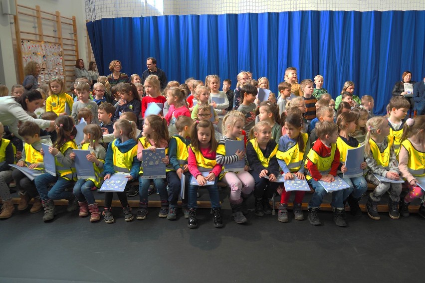 Z przedszkolakami powiatu puckiego o ich przyszłej pracy. Nauczyciele z Pucka napisali książkę "Słodki plan i nożyczki w akcji"