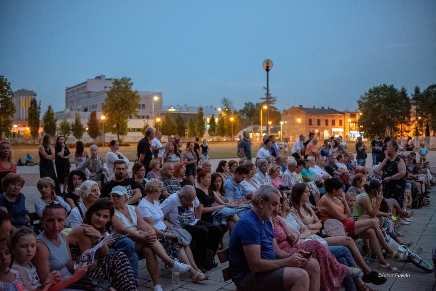 Teatr Akt z Warszawy wystawił spektakl "Poza czasem" na...