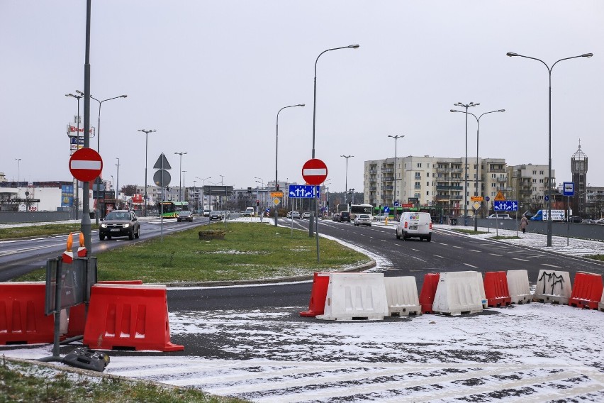 Znak zakaz wjazdu, widoczny na zdjęciach po prawej stronie,...