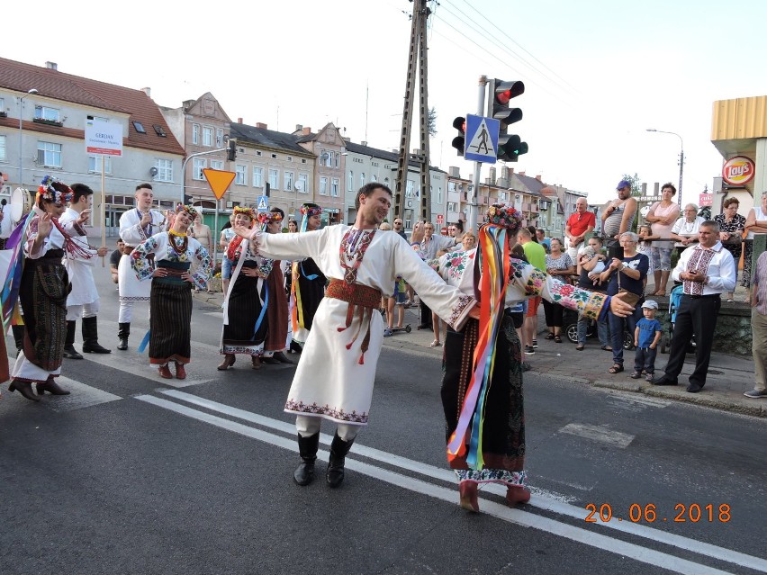 Korowód ulicami Jastrowia. Bukowińskie spotkania 2018 [ZDJĘCIA]