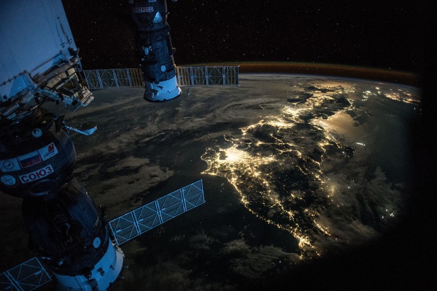 Niezwykłe zdjęcia Ziemi nocą. Które miasta świecą najjaśniej? Hipnotyzujące ujęcia