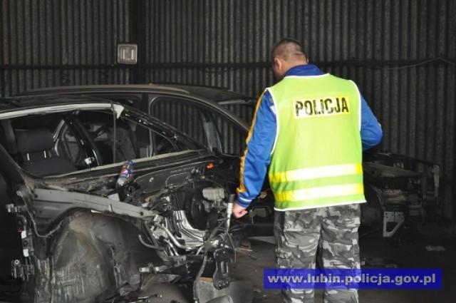 Kradzione auta z Niemiec odnalazła lubińska policja. Na terenie gminy Rudna policja zlikwidowała dziuplę samochodową. Zatrzymany został 33–letni mieszkaniec powiatu lubińskiego. Dwa kradzione  na terenie Niemiec samochody były już częściowo zdemontowane.