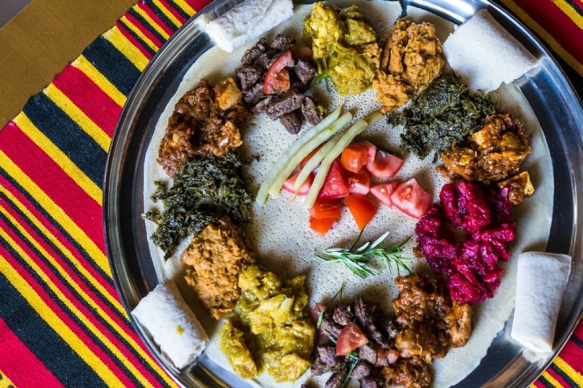Yndżera to podstawa posiłku w Etiopii. Jest to tradycyjny...