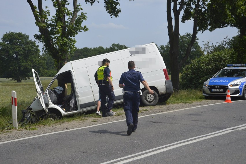 Głogów: Bus roztrzaskał się o drzewo, aż wypadł z niego silnik. ZDJĘCIA