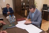 Powiat lęborski podpisał umowy z Nadleśnictwem Cewice o współfinansowaniu budowy dróg