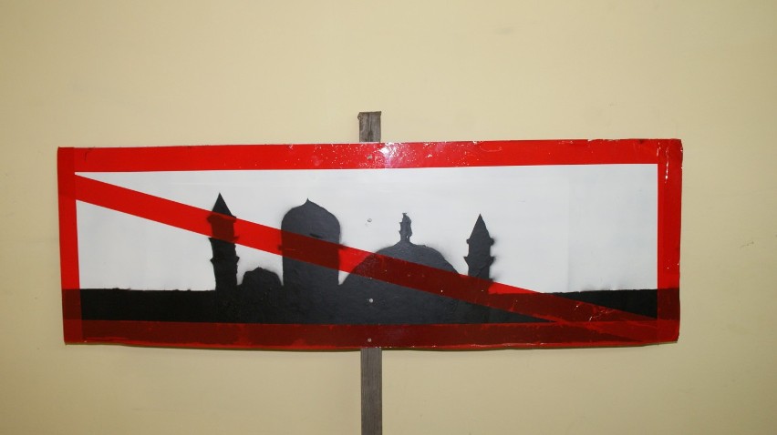 Przekreślony meczet i świńskie łby przy wjeździe do Radomska