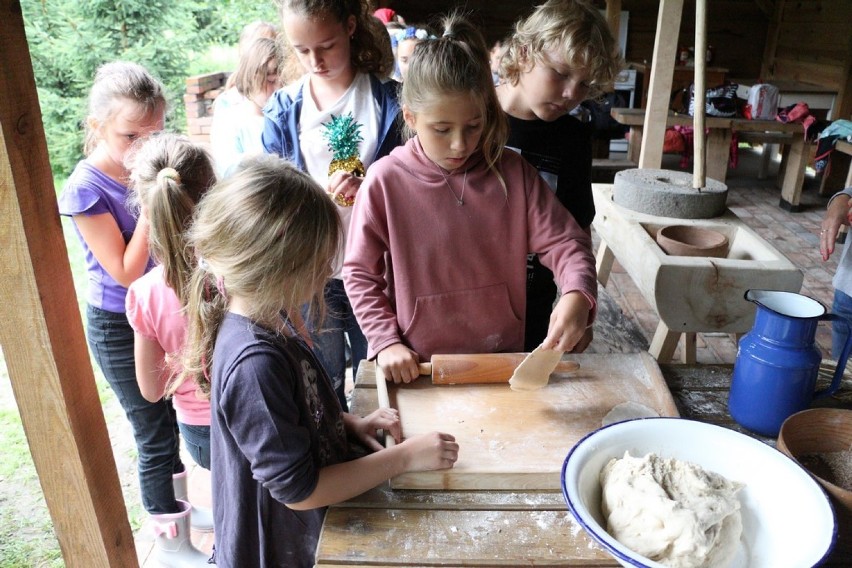 Podpłomyki. Samodzielne wałkowanie ciasta w Szwecji z Wakacyjnym Folwarkiem Dziecięcym