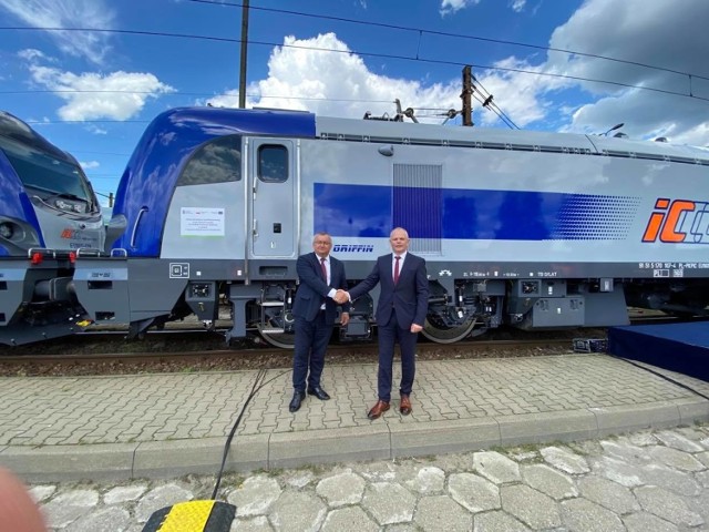 Sądecki Newag dostarczył już 20 z 30 zamówionych przez PKP Intercity lokomotyw Gryffin (na zdjęciu minister infrastruktury Maciej Adamczyk i prezes Newagu Zbigniew Konieczek)