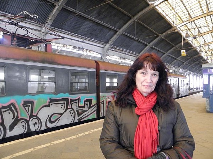 Izabela Wasiak czeka na pociąg do Wałbrzycha
