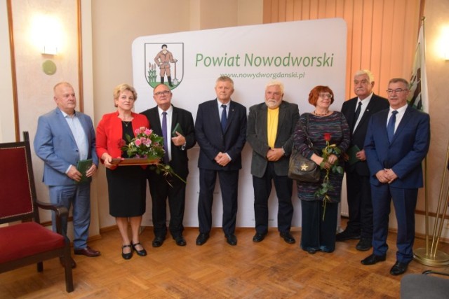 Nowy Dwór Gdański. W trakcie uroczystej gali, już po raz trzynasty wręczono Nagrody Starosty Nowodworskiego. W tym roku to wyjątkowe wyróżnienie otrzymali Katarzyna Sędek, Janusz Szalczewski, Józef Sarnowski, Janusz Szwedowski oraz Heinz Pohl.