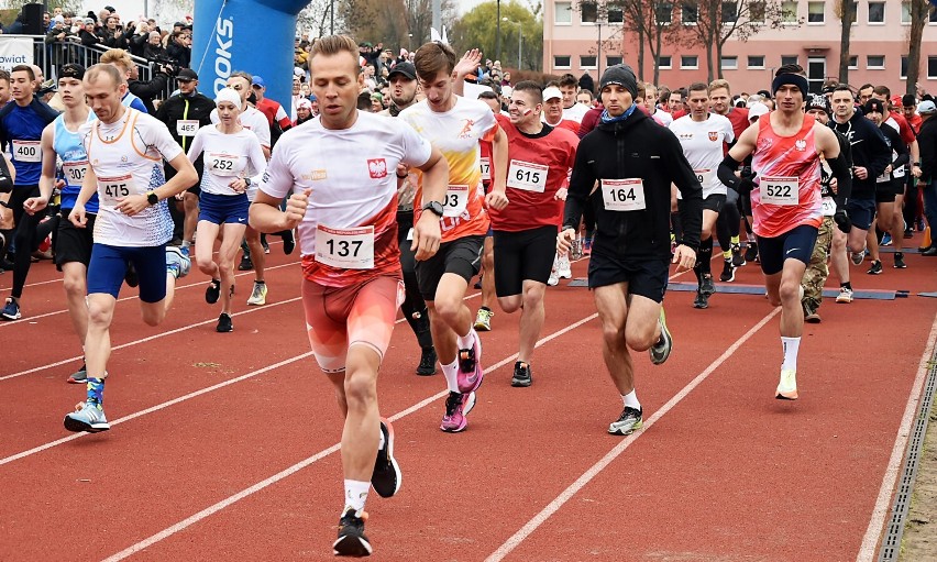 Około 500 biegaczy i „kijkarzy” wystartowało w XV Biegu Niepodległości w Pile. Zobaczcie cz. 1 zdjęć