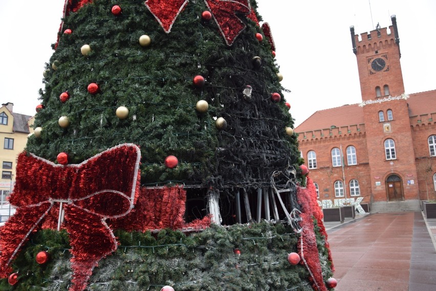 Tak wyglądają zniszczenia spalonej choinki ze Szczecinka