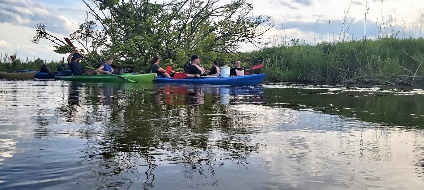 Pierwszy eko-spływ po Wieprzu w gminie Izbica. Wyłowili z rzeki mnóstwo śmieci, wśród nich  ...lodówkę! Zobacz zdjęcia