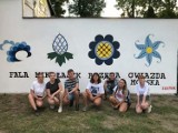 Licealiści z Pucka namalowali kaszubski mural. Oficjalnie zobaczymy go w trakcie Dnia Kaszubskiego w Pucku. Skąd pomysł? | ZDJĘCIA, WIDEO