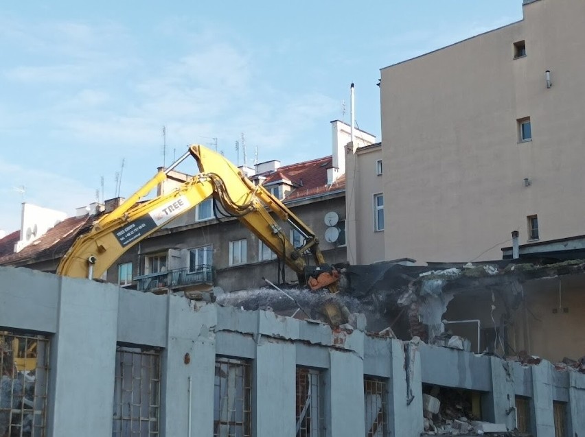 Wyburzanie dawnego budynku straży miejskiej przy ul. Gwarnej...