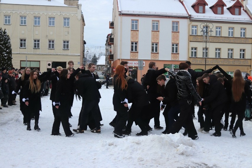 Uczniowie Zespołu Szkół w Głuchołazach zatańczyli poloneza...